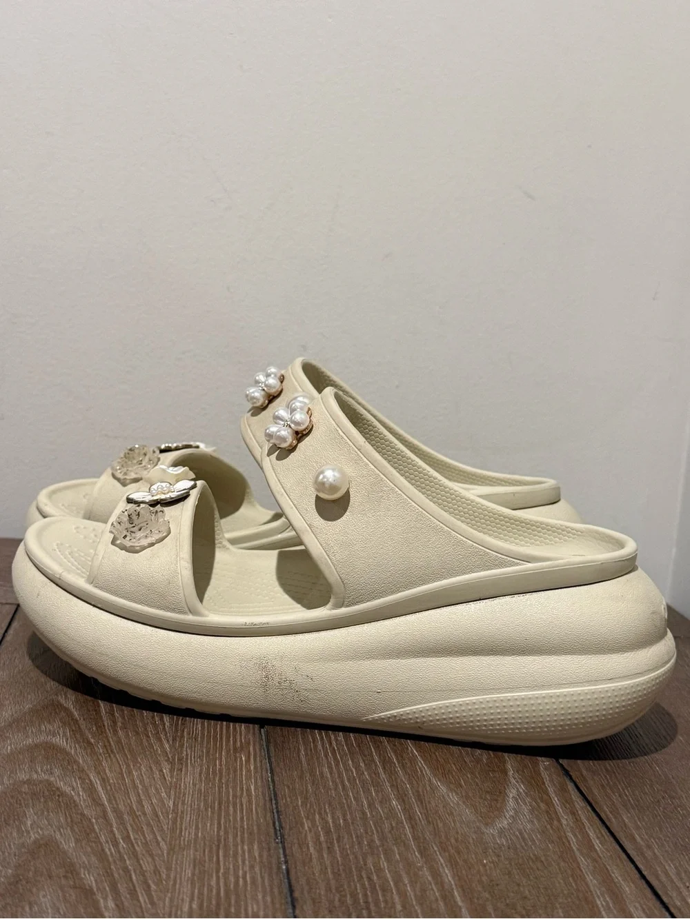 Crocs Mega Crush Platform Sandal Cream Women's Sz 8 flower pearls Jibbits bridal